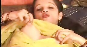 北印度女演员在闷热的视频中炫耀她的乳房和阴道 2 敏 20 sec