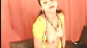 Północno-indyjska aktorka obnosi się z piersiami i pochwą w gorącym filmie 5 / min 20 sec