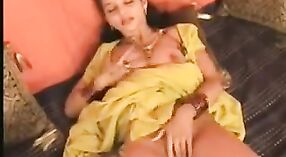 北印度女演员在闷热的视频中炫耀她的乳房和阴道 7 敏 20 sec