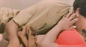 Devikas desempenho sensual em um filme indiano com Peitos grandes 1 minuto 20 SEC