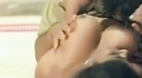 Devikas desempenho sensual em um filme indiano com Peitos grandes 3 minuto 40 SEC