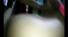 Uwodzicielska Dojrzała indyjska kobieta angażuje się w stosunek seksualny ze swoim partnerem i osiąga orgazm, powodując jego Wytrysk 4 / min 20 sec