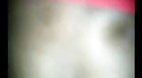 প্ররোচিত পরিপক্ক ভারতীয় মহিলা তার সঙ্গীর সাথে যৌন মিলনে জড়িত এবং প্রচণ্ড উত্তেজনায় পৌঁছায়, যার ফলে তার বীর্যপাত হয় 4 মিন 50 সেকেন্ড