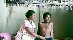 Vraie femme de ménage indienne surprise avec son petit ami 1 minute 00 sec