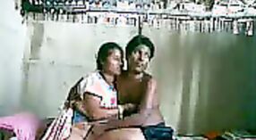 Prawdziwy indyjski pokojówka złapany z jej chłopak 1 / min 40 sec