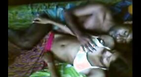 インドの村の主婦は、恋人との情熱的なセックスを楽しんでいます 7 分 50 秒
