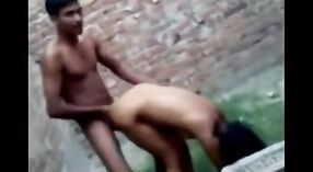 Odkryty seks w wiosce z młodą indyjską dziewczyną i jej kochankiem 3 / min 40 sec