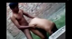 Odkryty seks w wiosce z młodą indyjską dziewczyną i jej kochankiem 5 / min 00 sec