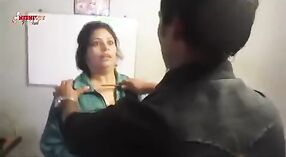 Sexy Indiase Huisvrouw met grote borsten in zelfgemaakte video ' s 1 min 50 sec