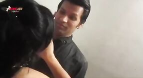 自家製のビデオで大きな胸を持つセクシーなインドの主婦 4 分 20 秒
