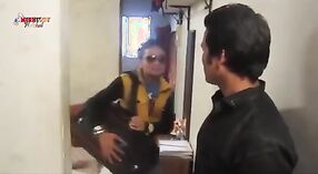 自家製のビデオで大きな胸を持つセクシーなインドの主婦 5 分 20 秒