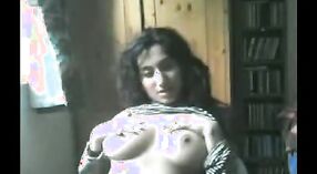Jong Indisch dorp meisje enjoys passioneel seks met haar lover 2 min 20 sec