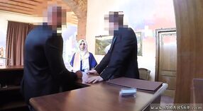 Adolescente árabe es follada por un anciano por dinero en efectivo en un video casero 1 mín. 20 sec
