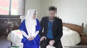 Adolescente árabe é fodida por um velho por dinheiro em vídeo caseiro 2 minuto 20 SEC