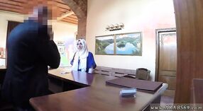Adolescente árabe es follada por un anciano por dinero en efectivo en un video casero 0 mín. 50 sec