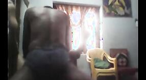 隠されたカメラは、テルグ語のママがテナントとの性的出会いを捉えています 0 分 40 秒