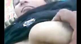 Một Punjabi housewifes ngoài trời tình dục escapade captured TRÊN MMS 1 tối thiểu 40 sn