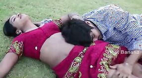 Tamil zia gode di sesso all'aperto con il suo amante segreto in un film piccante 1 min 20 sec