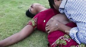 Tamil zia gode di sesso all'aperto con il suo amante segreto in un film piccante 2 min 20 sec