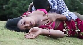 Bibi Tamil menikmati seks di luar ruangan dengan kekasih rahasianya dalam film pedas 4 min 20 sec