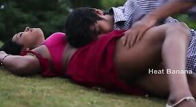 Tamil tia gosta de sexo ao ar livre com seu amante secreto em um filme picante 6 minuto 20 SEC