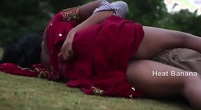 Tamil zia gode di sesso all'aperto con il suo amante segreto in un film piccante 9 min 20 sec