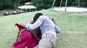 Tamil zia gode di sesso all'aperto con il suo amante segreto in un film piccante 0 min 0 sec