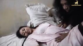 Lesbica sesso tra Indiano aunty e cameriera con grande culo e caldo tette 3 min 00 sec