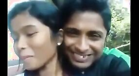 Romance ao ar livre de um casal Telugu apanhado em MMS 0 minuto 30 SEC