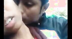 Romance ao ar livre de um casal Telugu apanhado em MMS 0 minuto 50 SEC