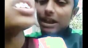 Romance ao ar livre de um casal Telugu apanhado em MMS 1 minuto 00 SEC