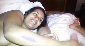 Desi aunty cho một nóng blowjob trong NÀY XXX video 2 tối thiểu 20 sn