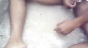 Desi Remaja Menehi Blowjob Panas ing Setelan Kampung 3 min 20 sec