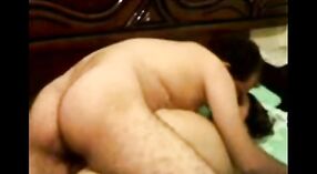 Bibi India dengan pantat besar dirayu oleh teman suaminya dalam video panas 12 min 00 sec