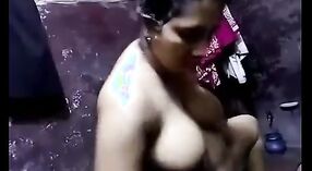Sexy Dorfhausfrau, die während einer Dusche im ländlichen Indien auf der Tat gefangen sind 7 min 00 s