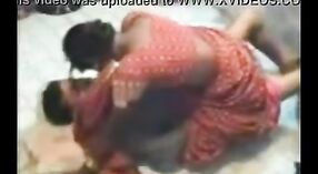 Geheime opname van een getrouwde vrouw uit een Indiaans dorp die zich bezighoudt met seksuele activiteit met een huurder 1 min 50 sec