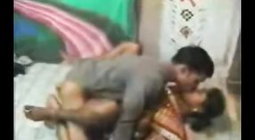 Tajne nagranie zamężnej kobiety z indyjskiej wioski angażującej się w aktywność seksualną Z NAJEMCĄ 1 / min 00 sec