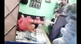 Une villageoise innocente séduite par son oncle dans un porno Desi 3 minute 00 sec