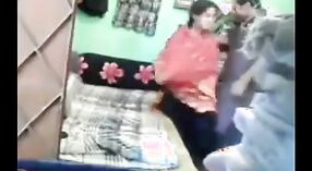 Onschuldig dorp meisje verleid door oom in Desi porno 3 min 20 sec