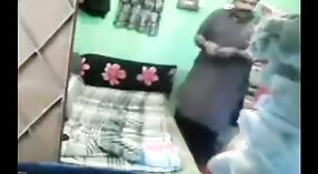 Onschuldig dorp meisje verleid door oom in Desi porno 3 min 40 sec