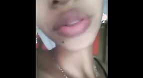 भारतीय महाविद्यालयीन मुलगी स्वत: ला स्टीम सोलो व्हिडिओमध्ये आनंदित करते 0 मिन 0 सेकंद