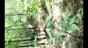 தேசி டீன் சூடான புண்டையுடன் வெளிப்புற உடலுறவில் ஈடுபடுகிறார் 1 நிமிடம் 40 நொடி
