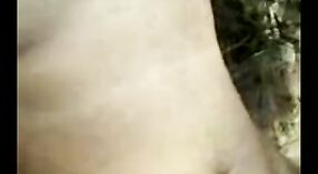 தேசி டீன் சூடான புண்டையுடன் வெளிப்புற உடலுறவில் ஈடுபடுகிறார் 7 நிமிடம் 00 நொடி