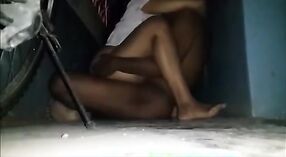 देसी गृहिणी उसके प्रेमी के साथ फर्श पर कट्टर सेक्स में संलग्न 0 मिन 40 एसईसी