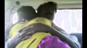 Jeune femme de ménage indienne s'engage dans le sexe chaud en voiture 0 minute 0 sec