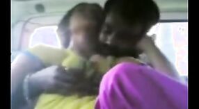 Jeune femme de ménage indienne s'engage dans le sexe chaud en voiture 1 minute 30 sec