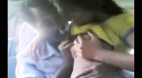 Jeune femme de ménage indienne s'engage dans le sexe chaud en voiture 3 minute 50 sec