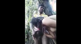 Desi dziewczyna na telefon angażuje się w ekstremalne Odkryty Seks analny w lesie 1 / min 40 sec