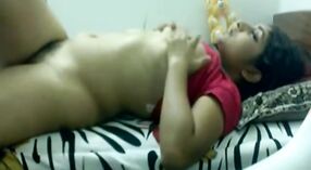 एक युवा भारतीय लड़की खुद को अपने बिस्तर में 2 मिन 30 एसईसी