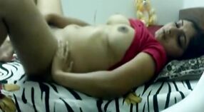 Ein junges indisches Mädchen erfreut sich selbst in ihrem eigenen Bett 0 min 0 s